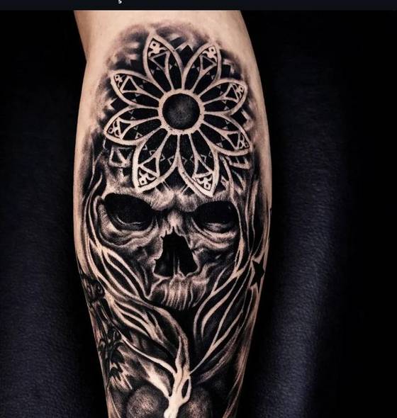 Tatuagem: Caveira e mandala floral, feita no estúdio Wildcat Tattoo
