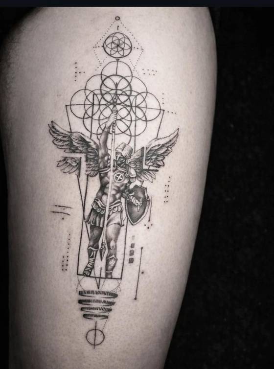 Tatuagem: Guardião geométrico, feita no estúdio Wildcat Tattoo