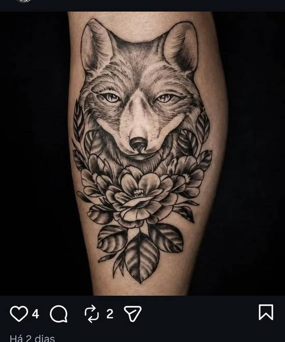 Tatuagem: Lobo e flor, feita no estúdio Wildcat Tattoo