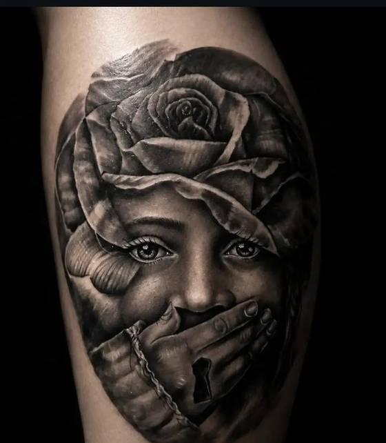 Tatuagem: Rosa e retrato velado, feita no estúdio Wildcat Tattoo